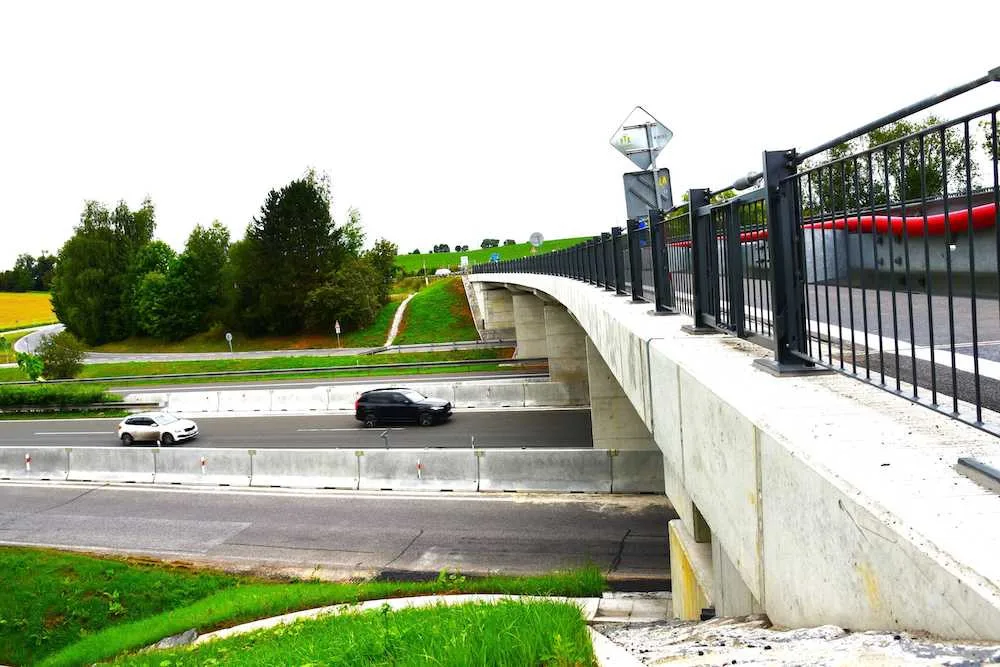 Oba nové mosty přes D10 a železniční trať u Svijan už fungují. Rekonstrukce vyšla na necelých sto milionů