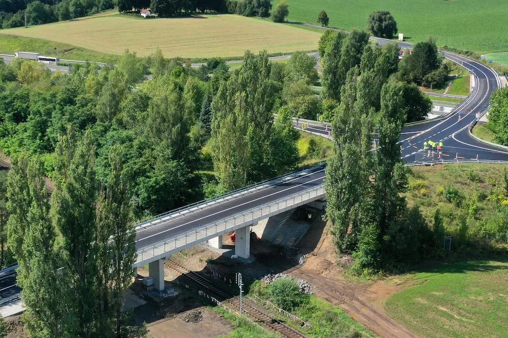 Oba nové mosty přes D10 a železniční trať u Svijan už fungují. Rekonstrukce vyšla na necelých sto milionů