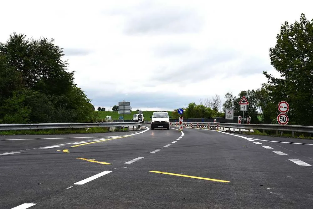 Oba nové mosty přes D10 a železniční trať u Svijan už fungují. Rekonstrukce vyšla na necelých sto milionů
