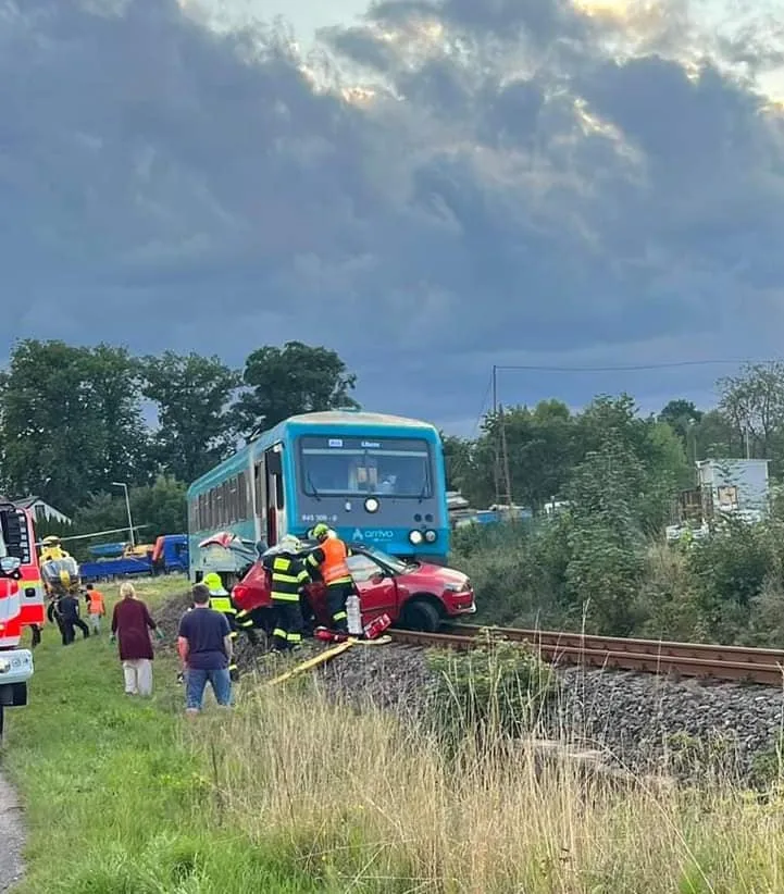 Řidič objel na náklaďák a vjel na přejezd, kde ho smetl vlak. Utrpěl vážná zranění