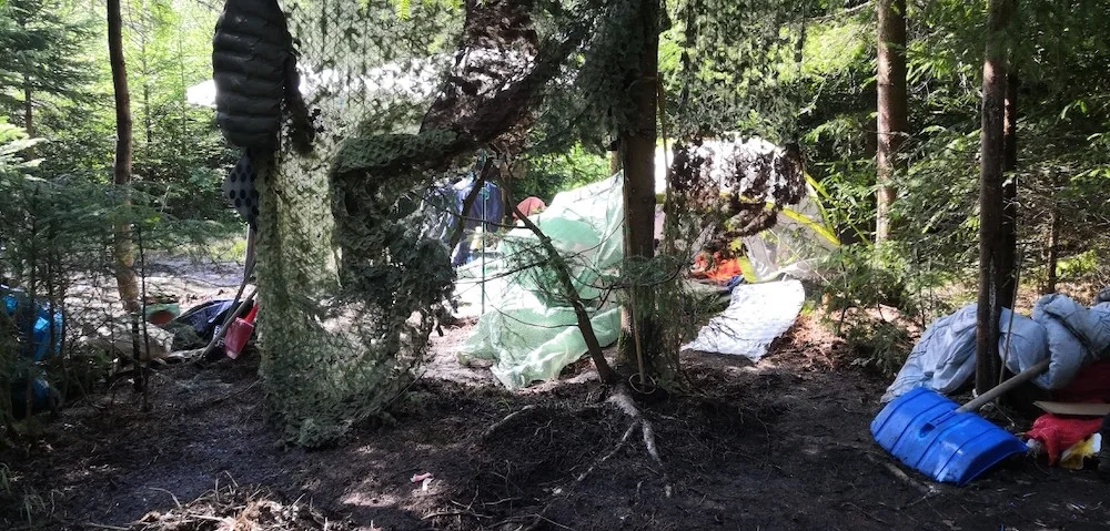 Radnice nechala zlikvidovat příbytek bezdomovců nedaleko archivu. Odvezlo se 850 kilogramů odpadu