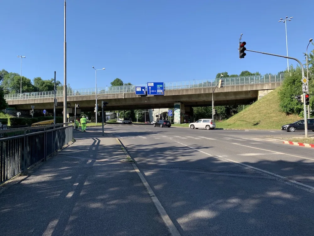 Policisté hledají svědky vážné nehody. Auto u viaduktu srazilo chodce