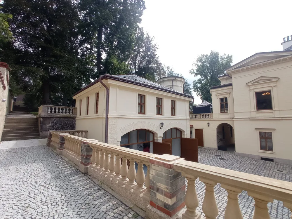 V této části Liebiegova paláce našel dětský klub své zázemí.