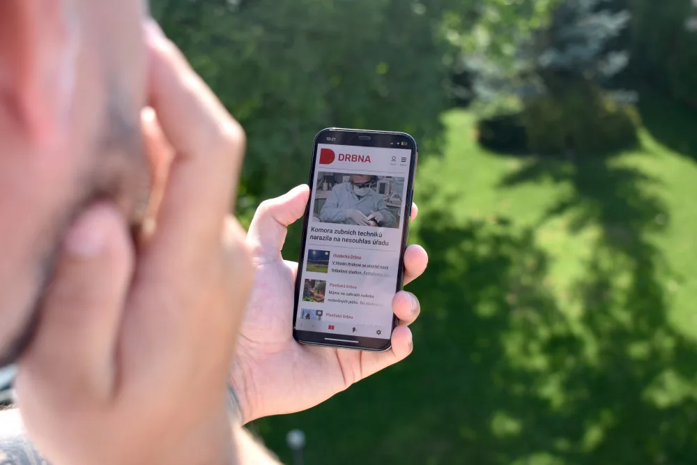 Čtenáři si mohou vyzkoušet Drbnu bez reklam na měsíc zdarma