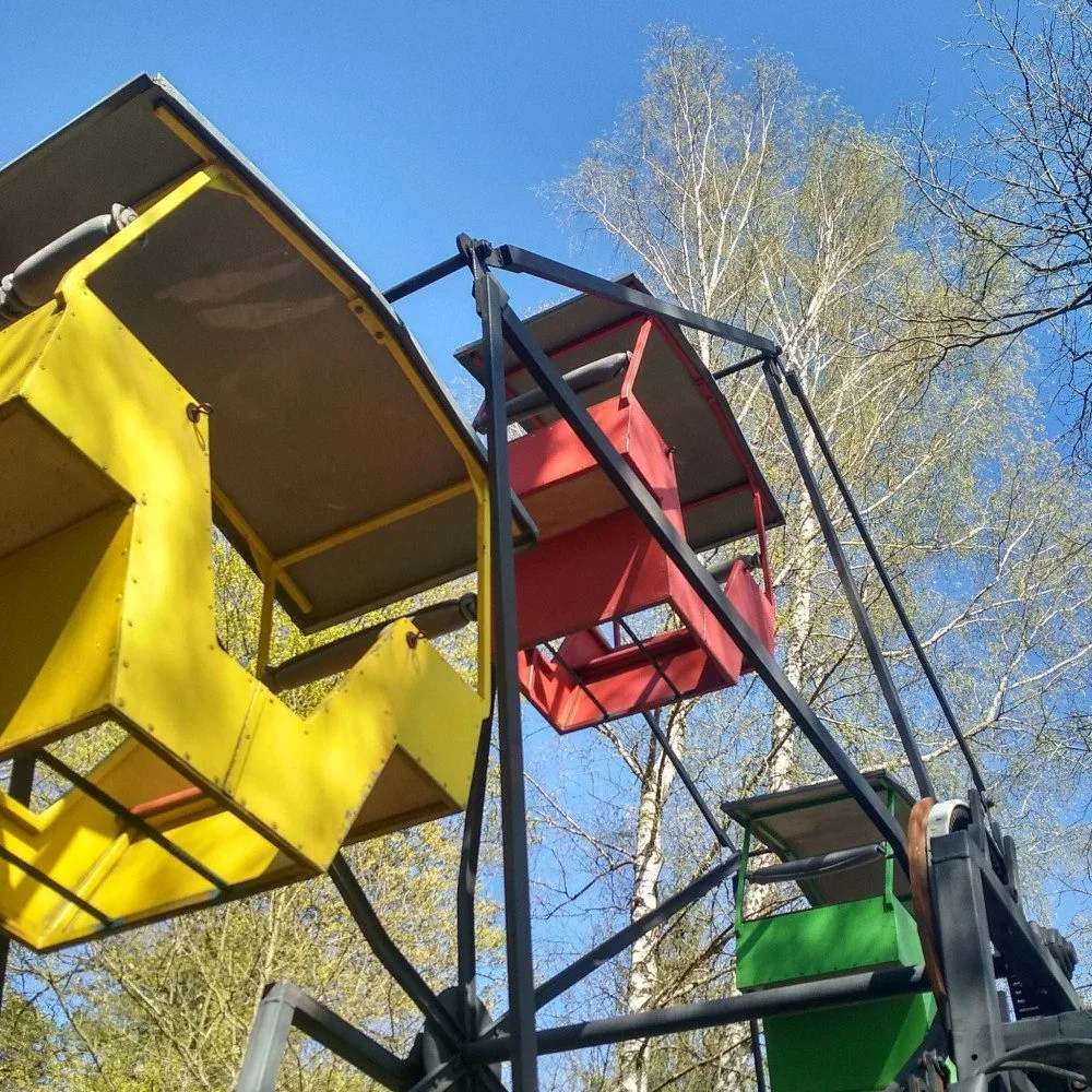 Ruské kolo v dětském koutku v Liberci. 