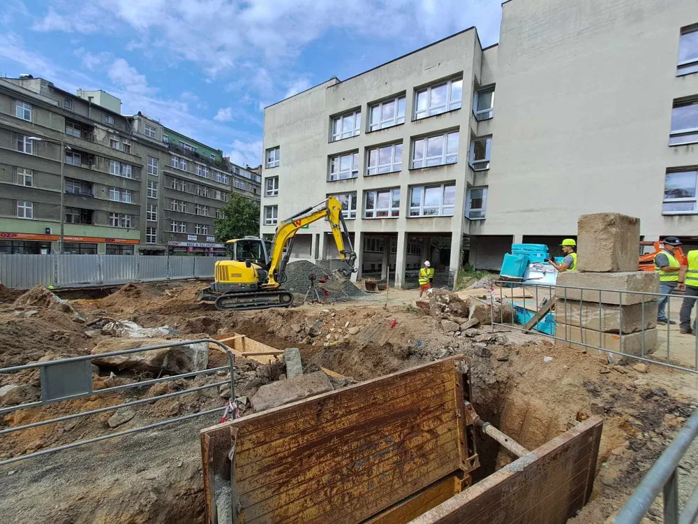 Stavba centra urgentní medicíny pokračuje. Při pracích odhalili základy staré čerpací stanice