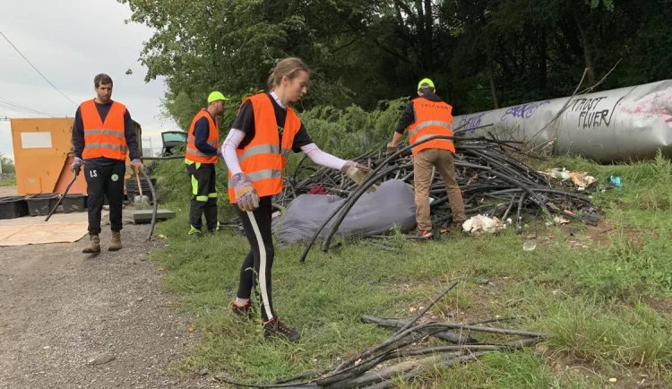 Podívejte se, jaké materiály převládaly na uklízené černé skládce.
