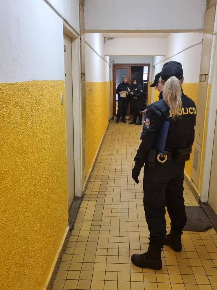 V Jablonci kontrolovali ubytovny. Společně je prověřili policisté, strážníci, hasiči, hygienici i veterináři