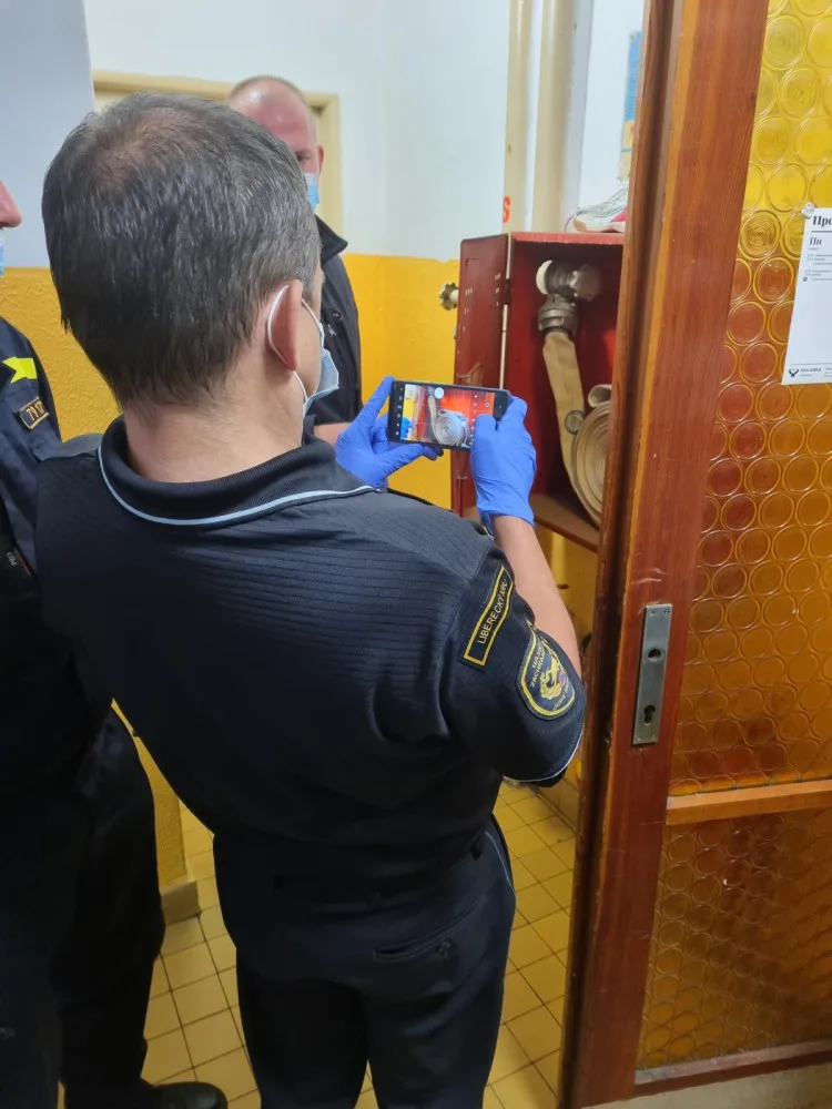 V Jablonci kontrolovali ubytovny. Společně je prověřili policisté, strážníci, hasiči, hygienici i veterináři