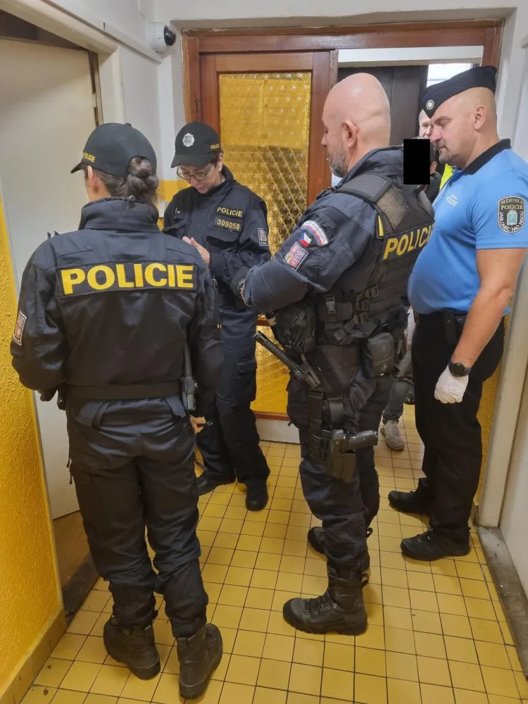 V Jablonci kontrolovali ubytovny. Společně je prověřili policisté, strážníci, hasiči, hygienici i veterináři