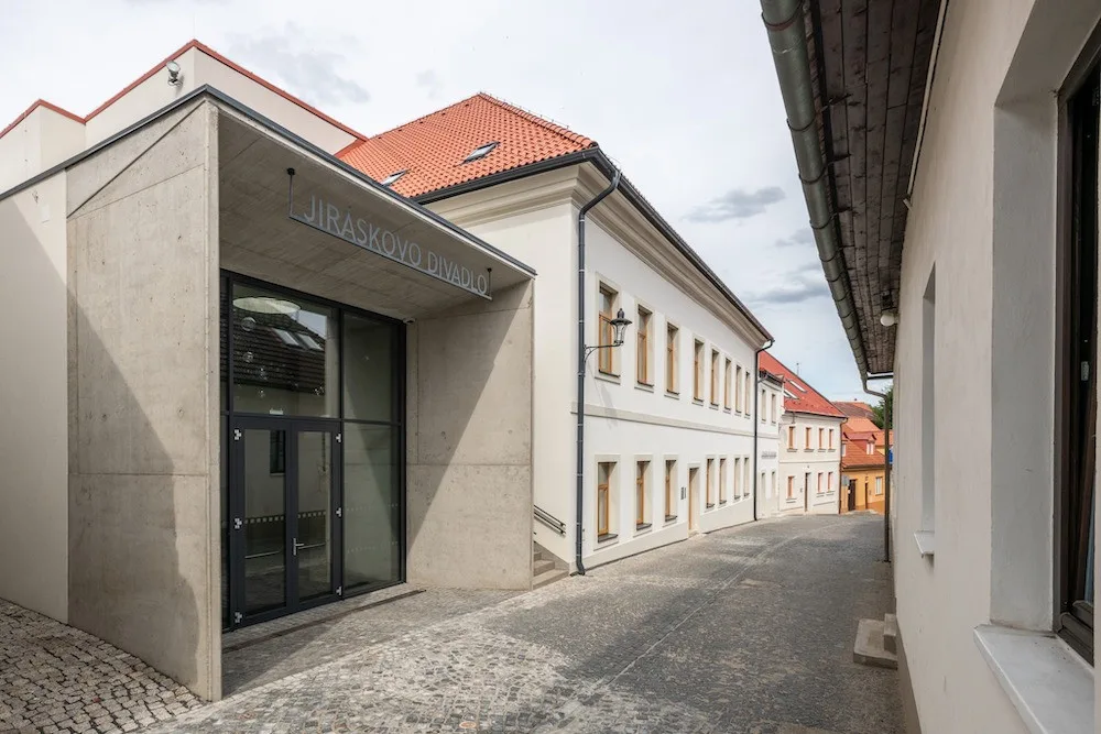 Česká Lípa opravila divadlo za téměř dvě stě milionů. Rekonstrukce trvala tři roky