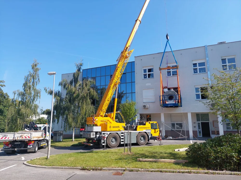 Stěhování magnetické rezonance do pavilonu nemocnice.