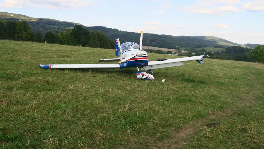 Letadlo křídlem zavadilo o automobil. Škoda přesahuje půl milionu