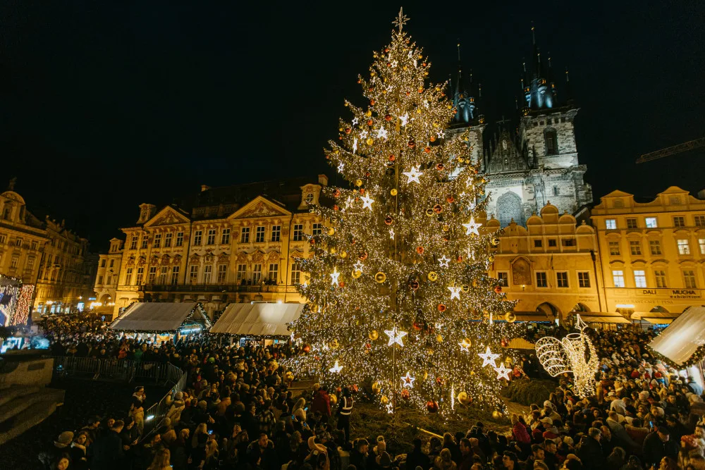 Loňský vánoční strom na Staroměstském náměstí.