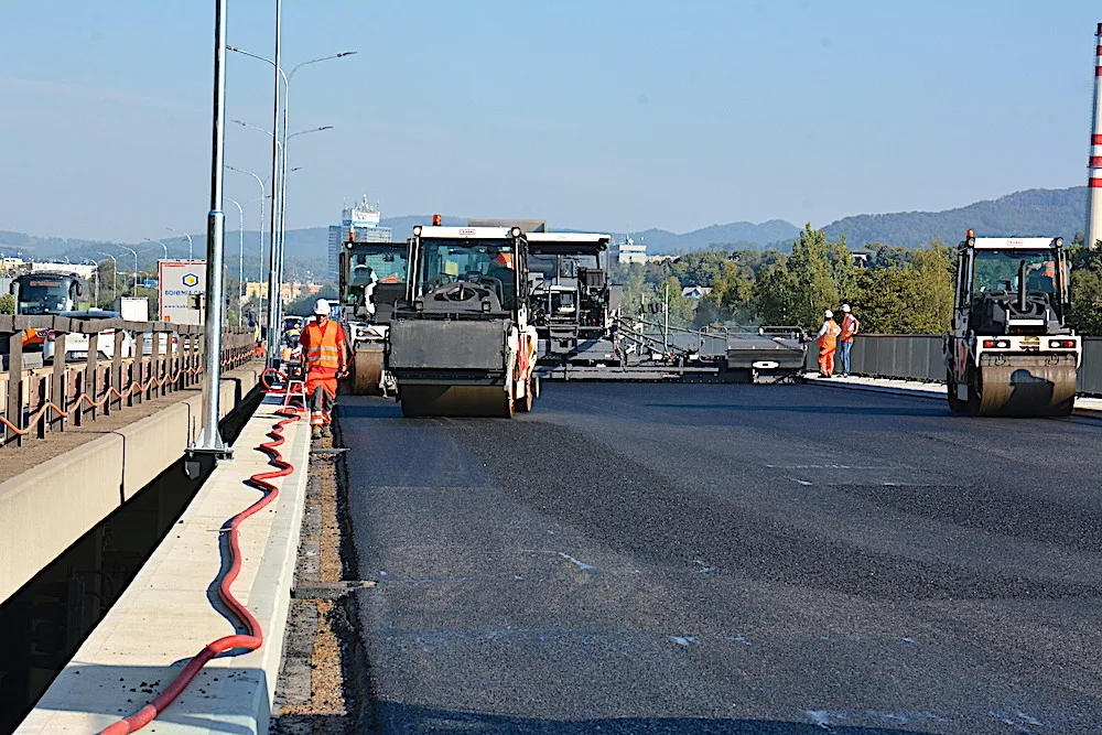 Na průtahu v Liberci už pokládají asfalt, na řidiče ale příští rok čeká rekonstrukce tunelu