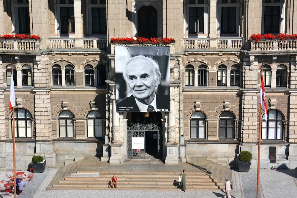 Kanalizace pod radnicí se ucpává, ve Sklípku trpí. Odpad tahá parta chlapů s kbelíky