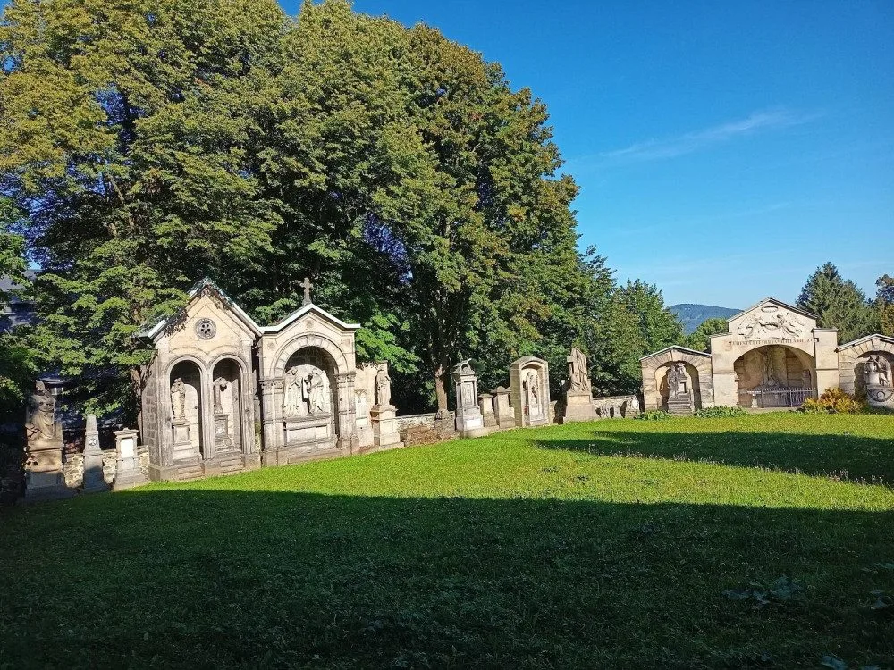 Starý hřbitov v Kamenickém Šenově.
