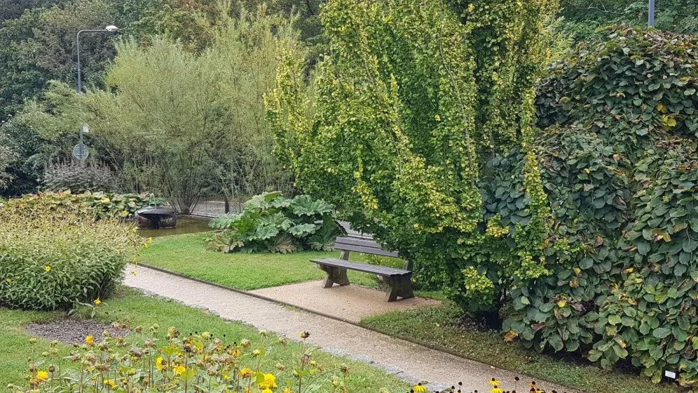 Lavička u fontány.