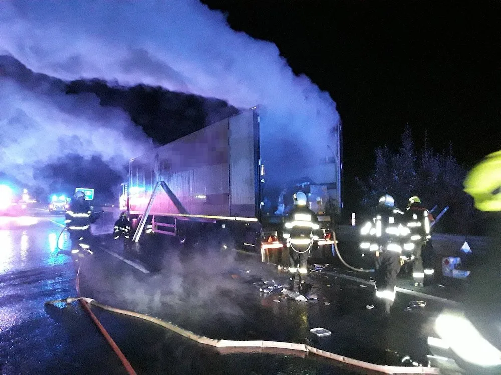 Na silnici 35 u Turnova v noci shořel kamion. Silnice byla šest hodin uzavřena, omezení potrvá