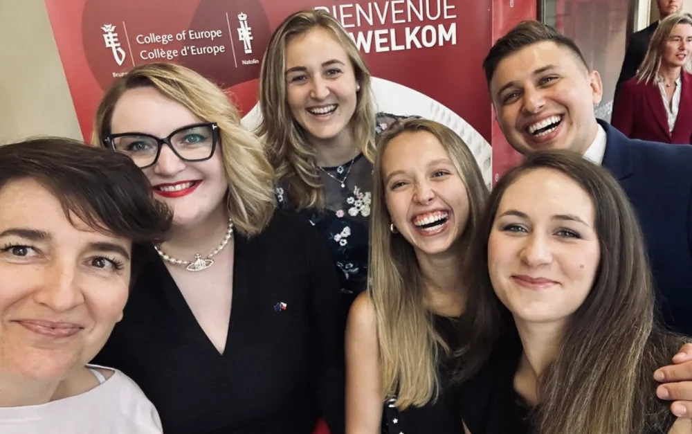 Pětice českých studentů College of Europe spolu s bruselskou zpravodajkou HN Kateřinou Šafaříkovou.