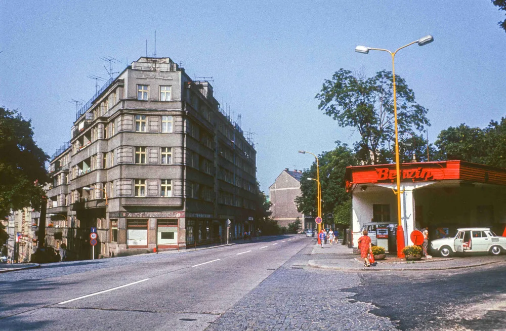 Snímek čerpací stanice pod křídly národního podniku Benzina od fotografa Jana Kabíčka, publikovaný v obrazové knize Liberec, vydané v roce 1977.