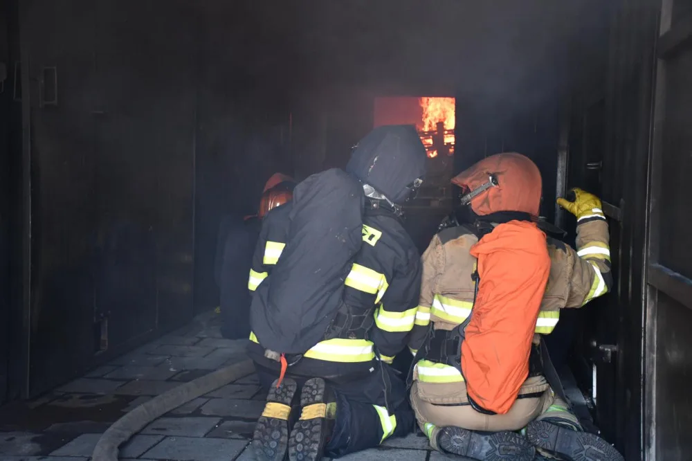 Hasiči testují speciální žáruvzdorný materiál vyvinutý libereckými vědci
