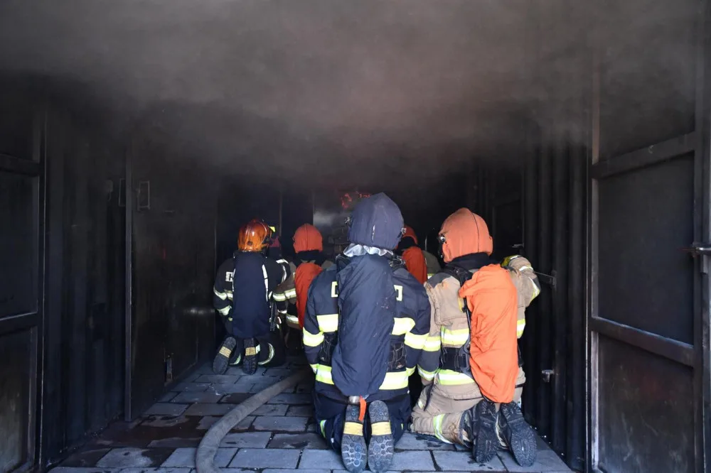 Hasiči testují speciální žáruvzdorný materiál vyvinutý libereckými vědci