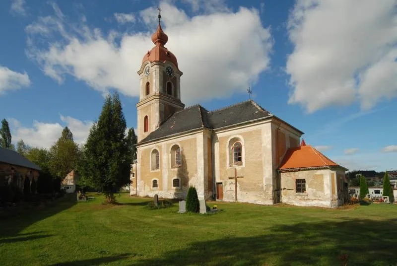 Kostel Všech svatých v Kunraticích s hodinami.