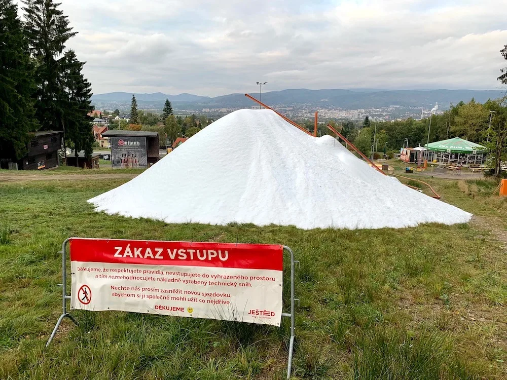 Ve skiareálu na Ještědu začali s výrobou sněhu, sezona začne za dva měsíce