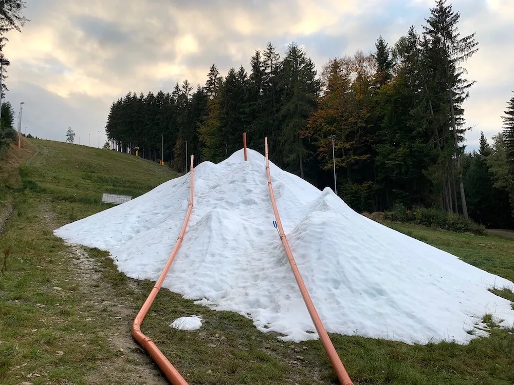 Ve skiareálu na Ještědu začali s výrobou sněhu, lyžovat by se mělo i na Pláních