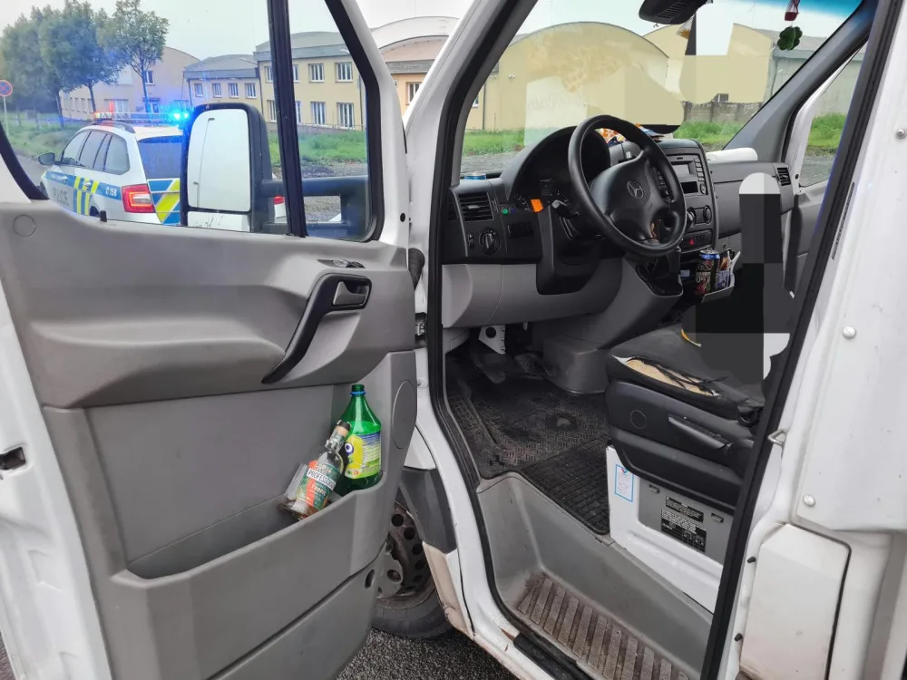 Řidič dodávky rozvážející pečivo kličkoval po silnici. Policistům nadýchal přes tři promile