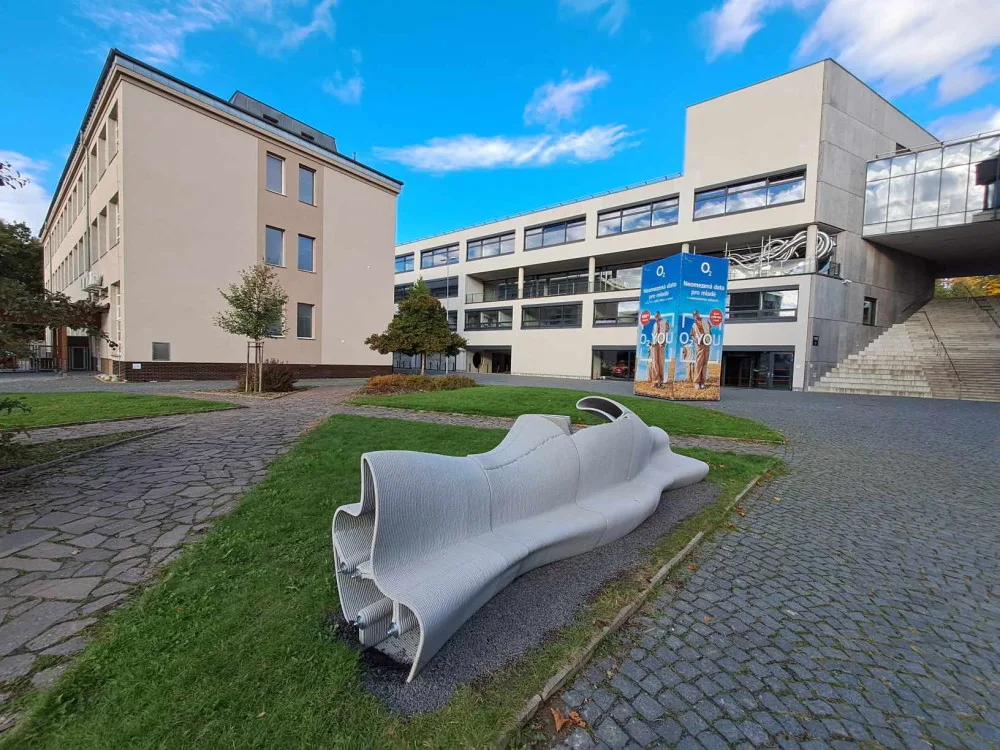 Lavička vytvořená 3D tiskem.