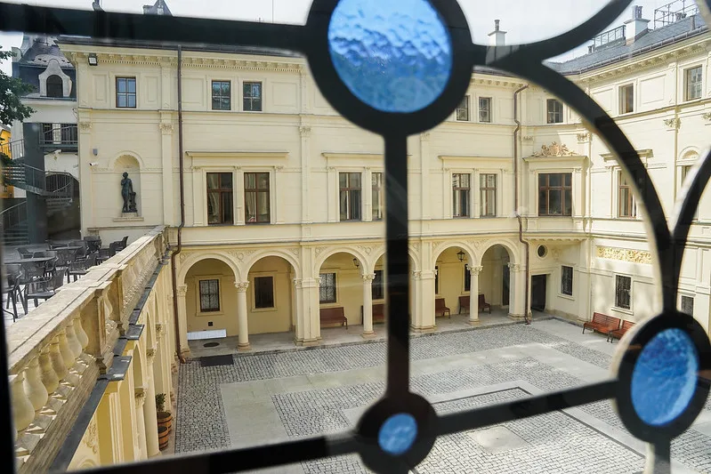 Liebiegův palác a pohled na vnitřní prostor.