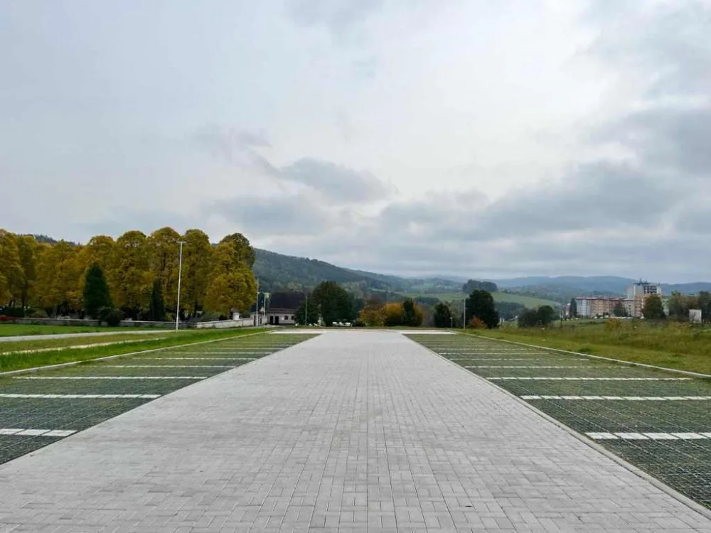 Ve Vratislavicích postavili parkoviště se sedmdesáti místy. Zaparkujete tam zdarma
