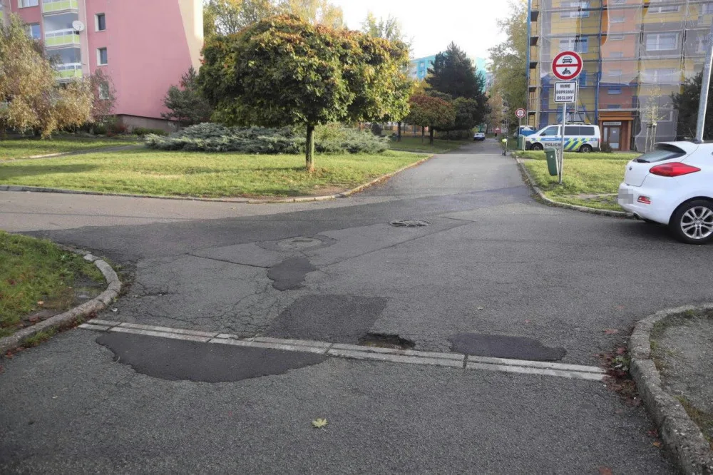 Koloběžkářka na Českolipsku najela do neoznačeného výmolu. Skončila v péči lékařů