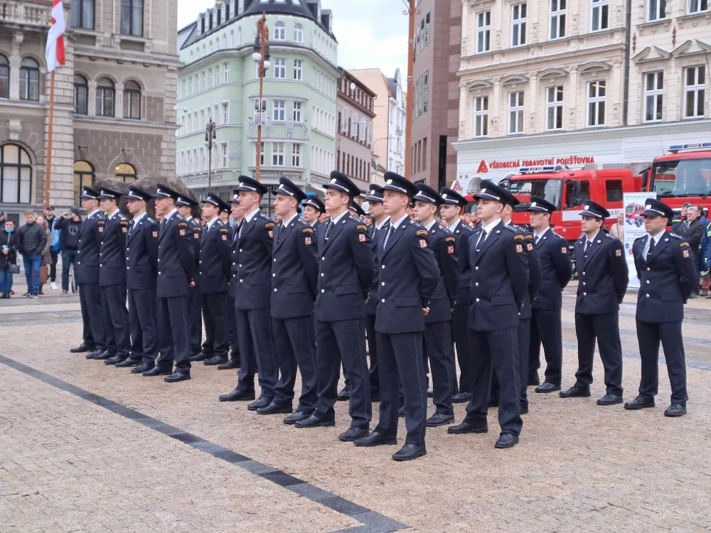 Mladí hasiči skládali služební slib. Při té příležitosti věnovali profíci cisterny svým dobrovolným kolegům