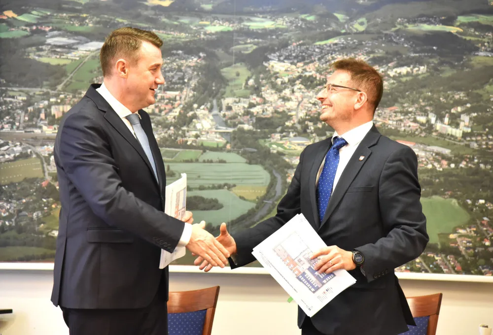 Hejtman Martin Půta (vlevo) podepsal memorandum se starostou Turnova Tomášem Hockem.
