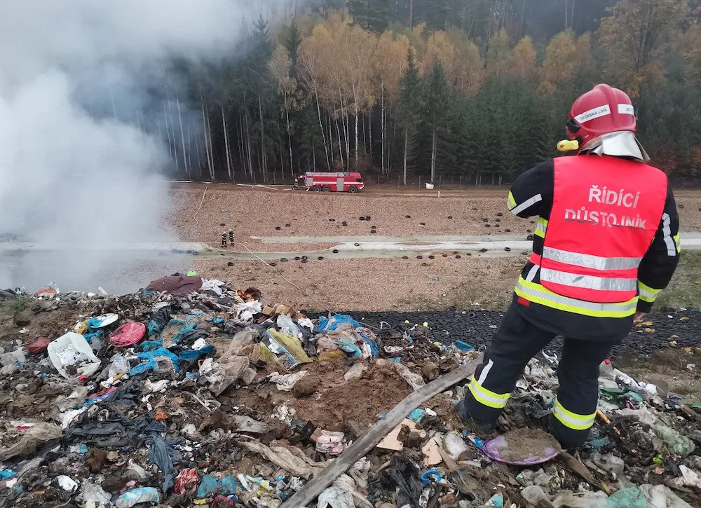 Skládku ve Svébořicích zasáhl požár. Hasiči vyhlásili druhý stupeň požárního poplachu