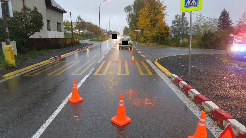 Řidič přehlédl přecházející chodkyni. Zraněná skončila v nemocnici