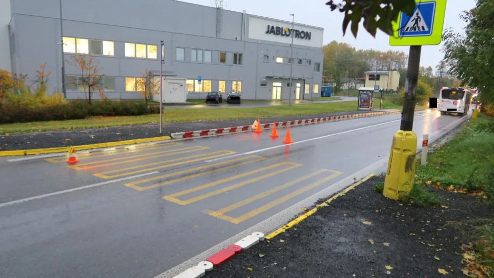 Řidič přehlédl přecházející chodkyni. Zraněná skončila v nemocnici