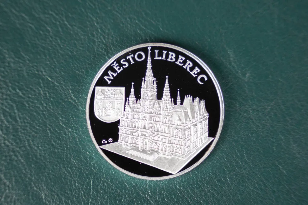 K výročí liberecké radnice vznikla limitovaná série stříbrných medailí