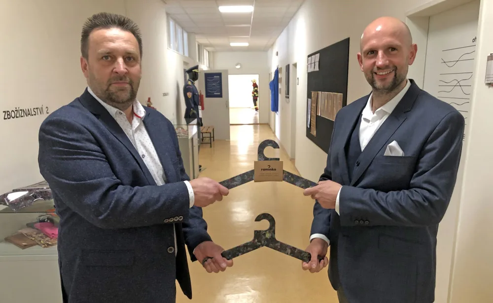 Liberečtí vědci vymysleli, jak znovu využít staré oděvy. Vyrobí z nich nábytek i třeba ramínka na šaty
