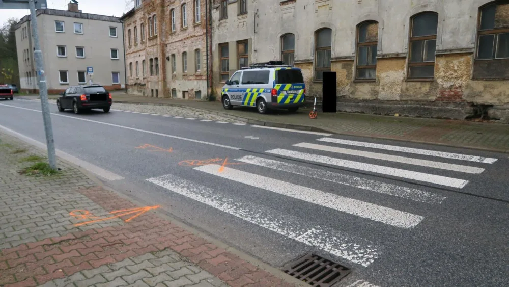 Dva sražení chodci na přechodech. Oba skončili v nemocnici