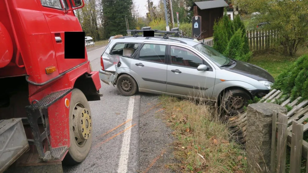 Řidič nedal přednost Tatře. Náraz odhodil auto na plot domu