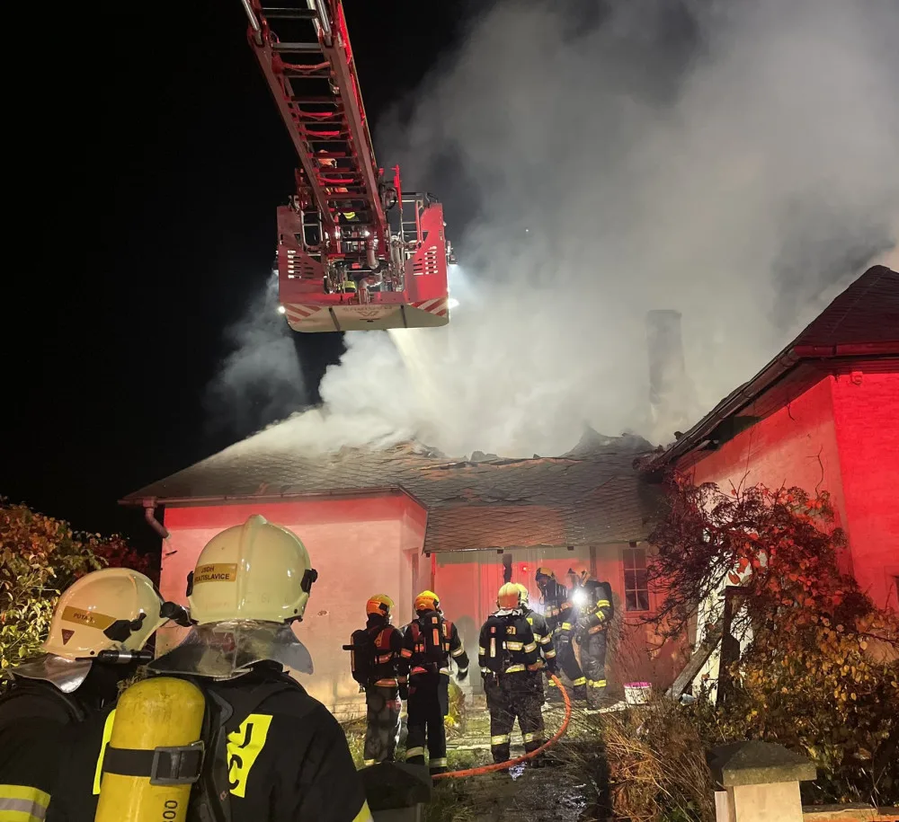 Hasiče zaměstnal požár rodinného domu v Doubí, byl však neobydlený