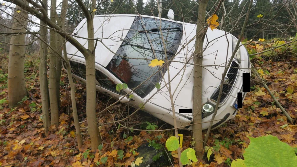 Řidič sjel ze silnice. Auto opřel o stromy, dechovou zkoušku odmítl