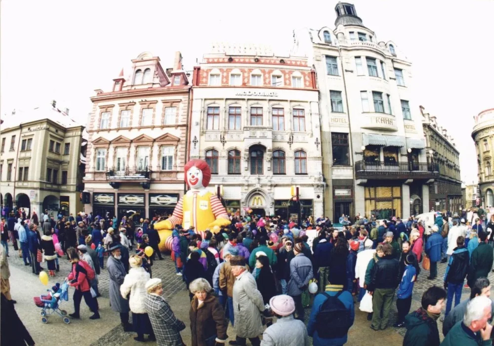 Otevření první restaurace McDonald´s v Liberci v roce 1993.