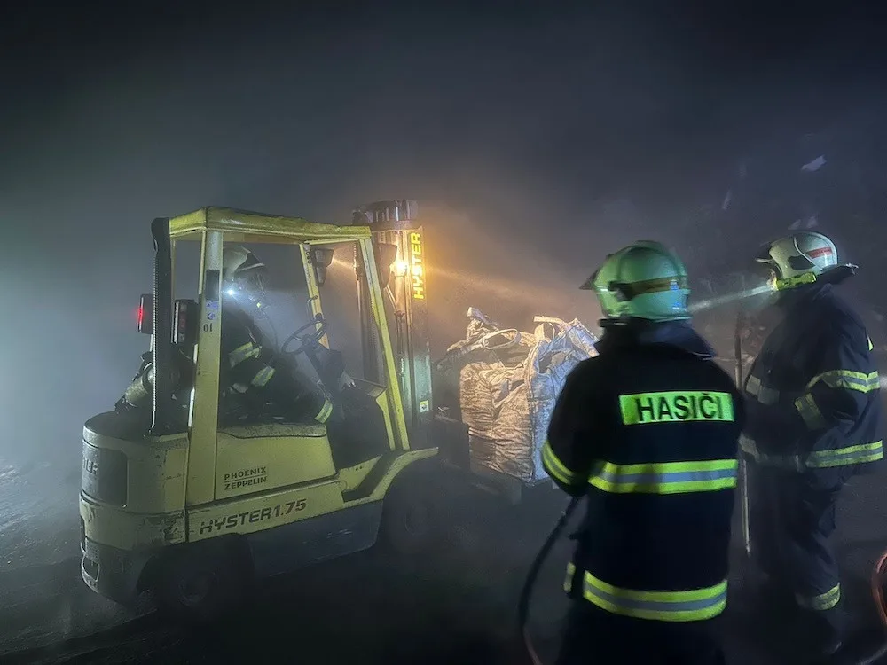 Pár minut před osmou hodinou večerní velitel zásahu ohlásil likvidaci požáru