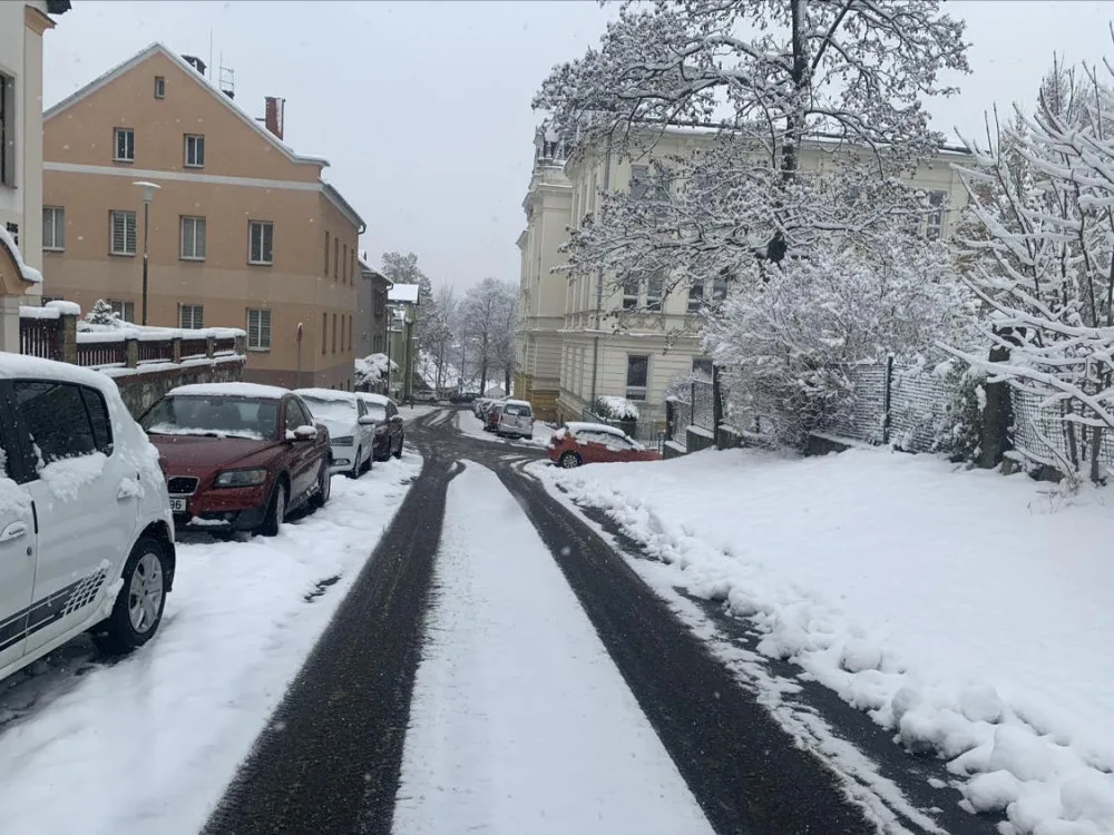 Soused na auta volá strážníky, lidé tak chtějí z Brněnské ulice jednosměrku. Radnice nechá vypracovat posudek