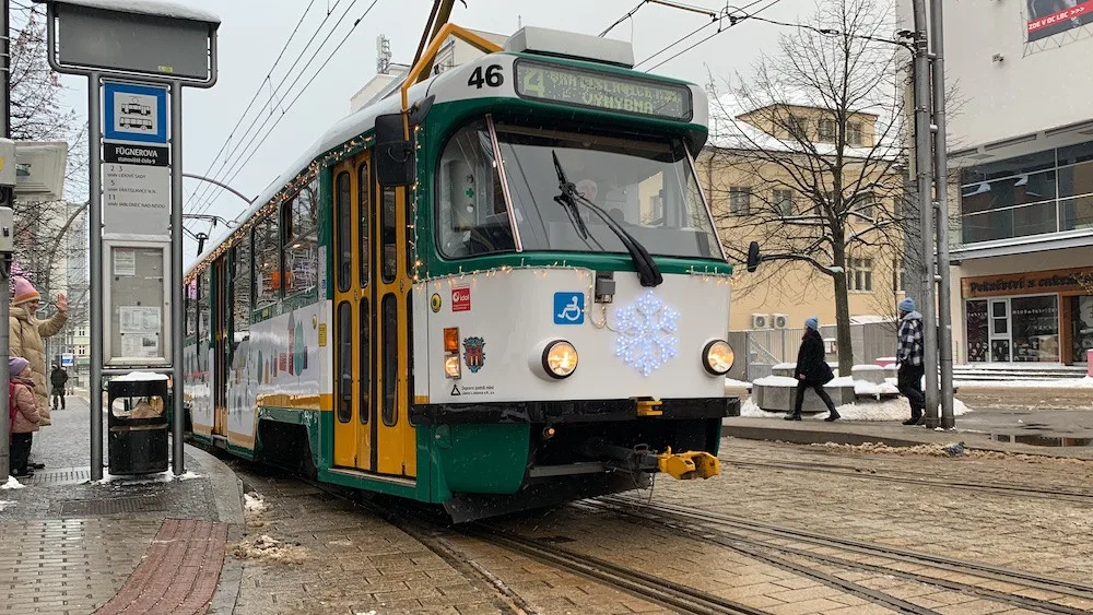 Adventní tramvaj projela zasněženým Libercem. Uvnitř lidé zpívali koledy